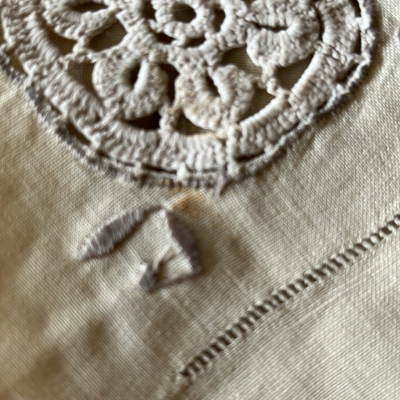 NWOT Embroidered and Crocheted Tea Size Tablecloth and 6 Napkins - Picture 6 of 8
